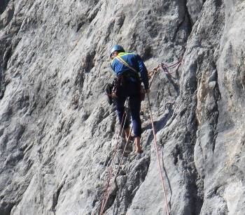Bergsteiger in der Felswand